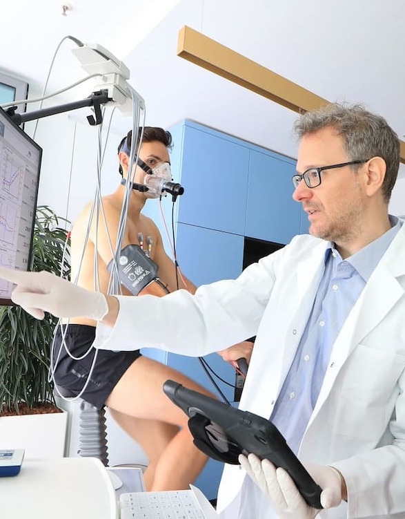Abbildung von Dr. med. univ. Moser, welcher in seiner Funktion als Kardiologe in Berlin einen Patienten untersucht