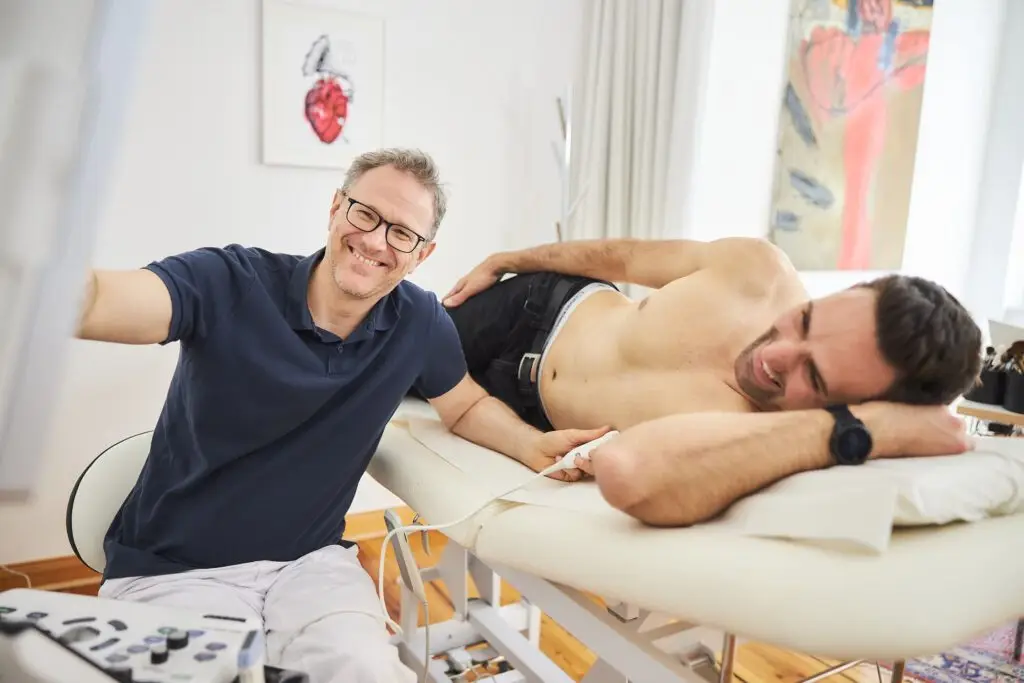 Dr. med. univ. Markus Moser führt eine Echokardiographie bei einem Patienten durch